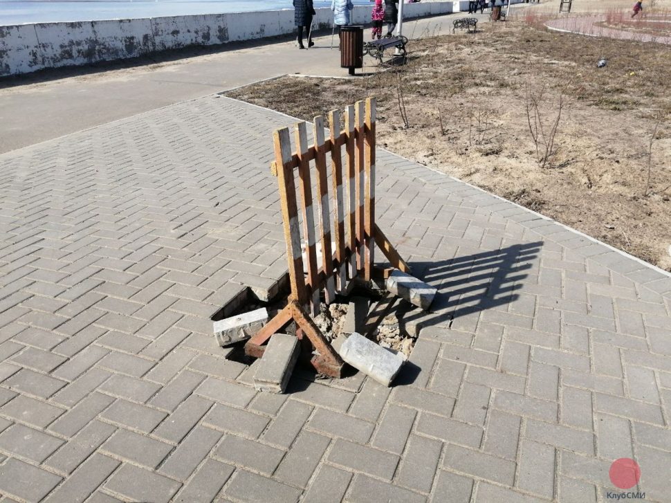 В Приморском парке Северодвинска провалилась тротуарная плитка